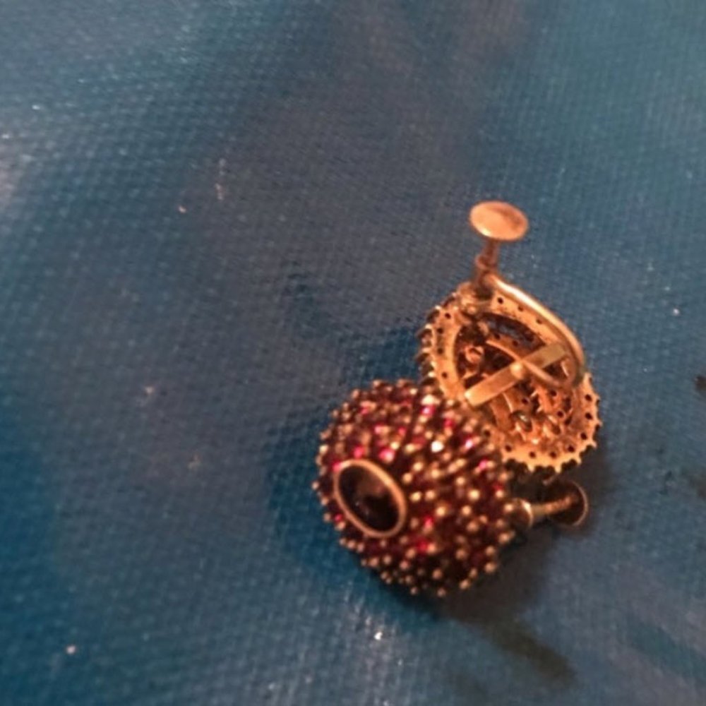 VINTAGE RUBY GARNET EARRINGS! Screw Back - Picture 3 of 3